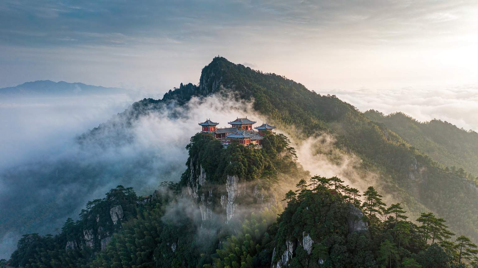 AI 生成示意图：云雾缭绕的高山与山顶古寺，百丈山实际景观以现场为准