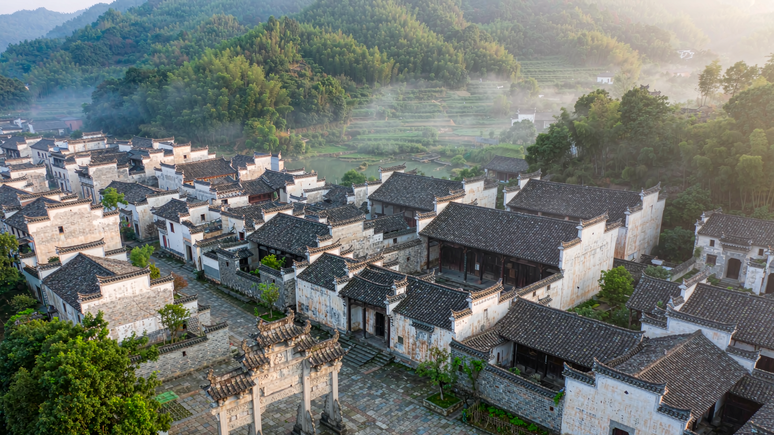 AI 生成示意图：江南明清古村风貌，牌楼村实际建筑以现场为准